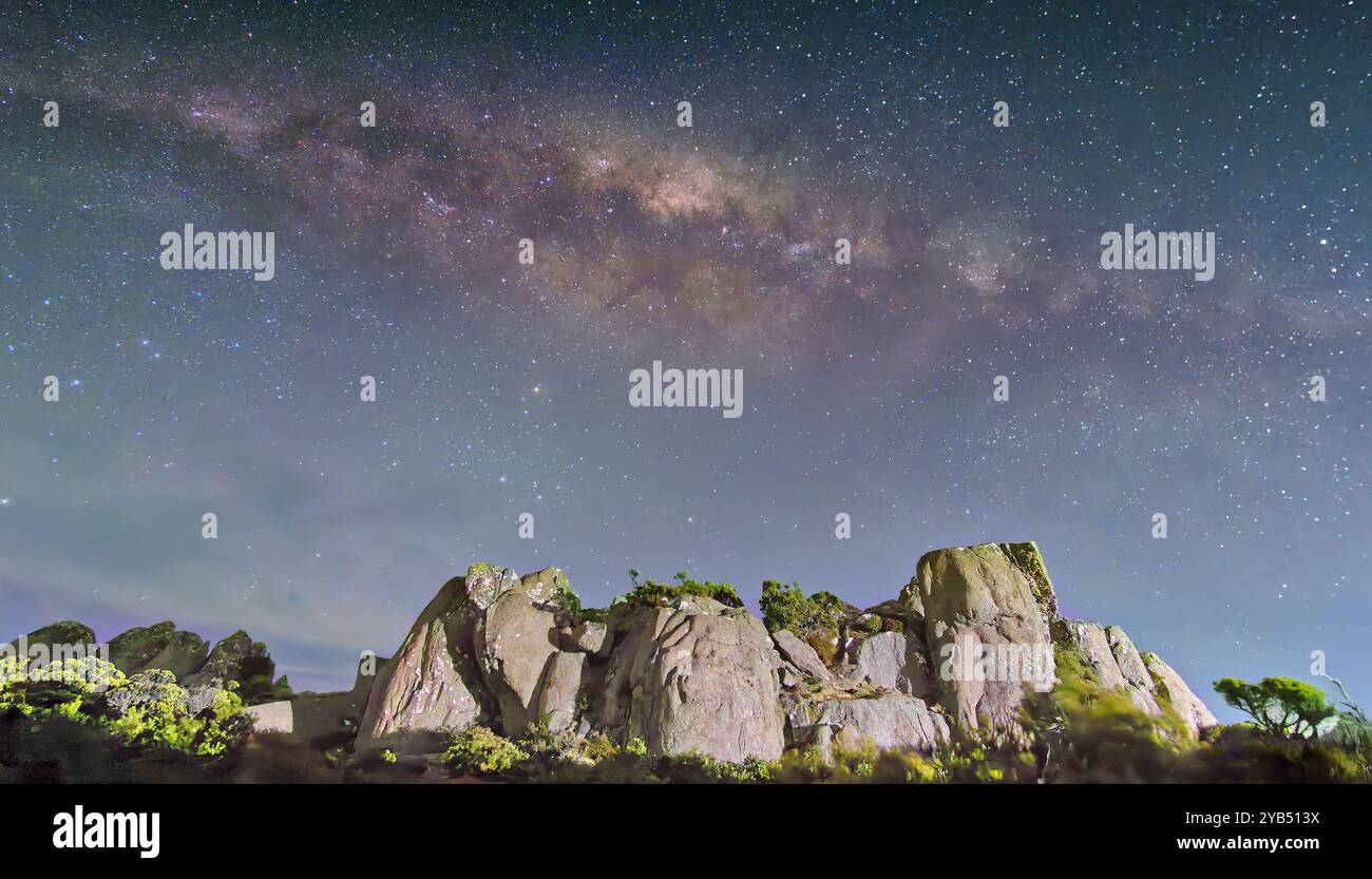 Centro galattico della via Lattea catturato di notte con affioramento roccioso in primo piano sul Monte Wellington, Hobart, Tasmania, Australia Foto Stock