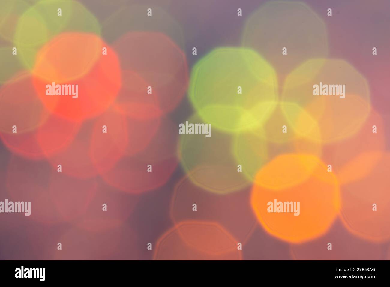 Questa foto macro presenta uno sfondo astratto con cerchi sovrapposti in varie dimensioni e colori, come arancione, giallo e verde Foto Stock