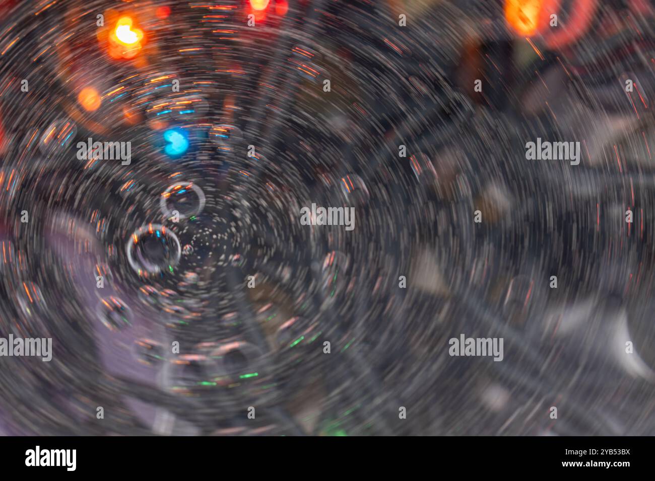 Questa foto macro presenta uno sfondo astratto con bolle di sapone che riflettono un turbinio di colori. Foto Stock