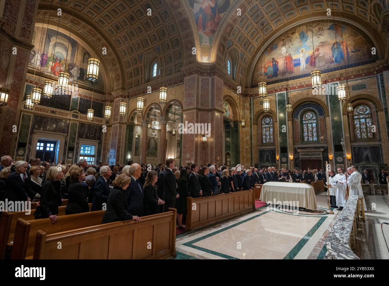 Washington, Stati Uniti. 16 ottobre 2024. U. Il Presidente Joe Biden partecipa alla cerimonia commemorativa di Ethel Kennedy, presso la Cattedrale di San Matteo Apostolo, 16 ottobre 2024, a Washington, DC Credit: Adam Schultz/White House Photo/Alamy Live News Foto Stock