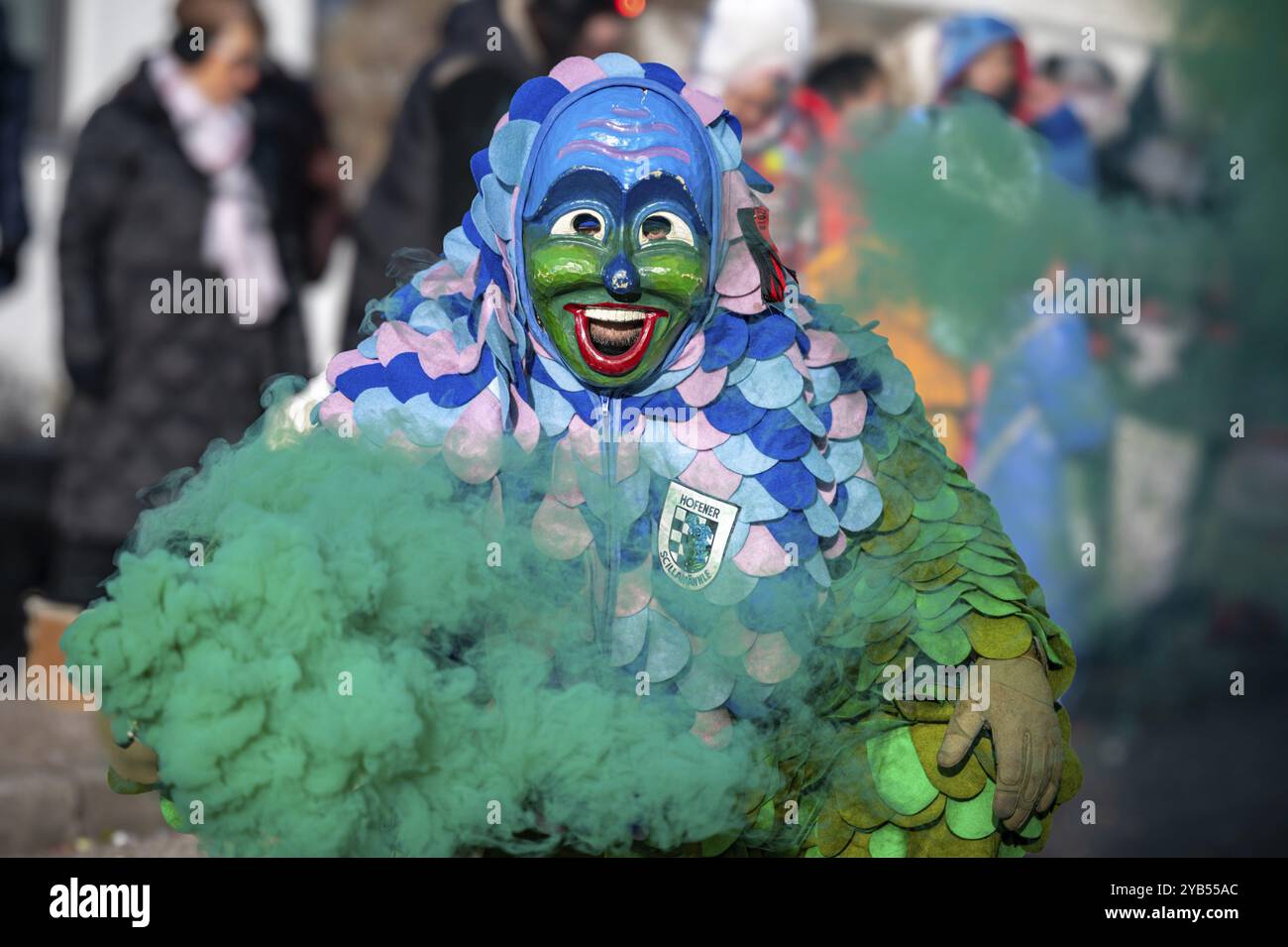 Hofener Scillamaennle con la bomba fumogena alla grande parata del carnevale, Hofen, Stoccarda, Baden-Wuerttemberg Foto Stock