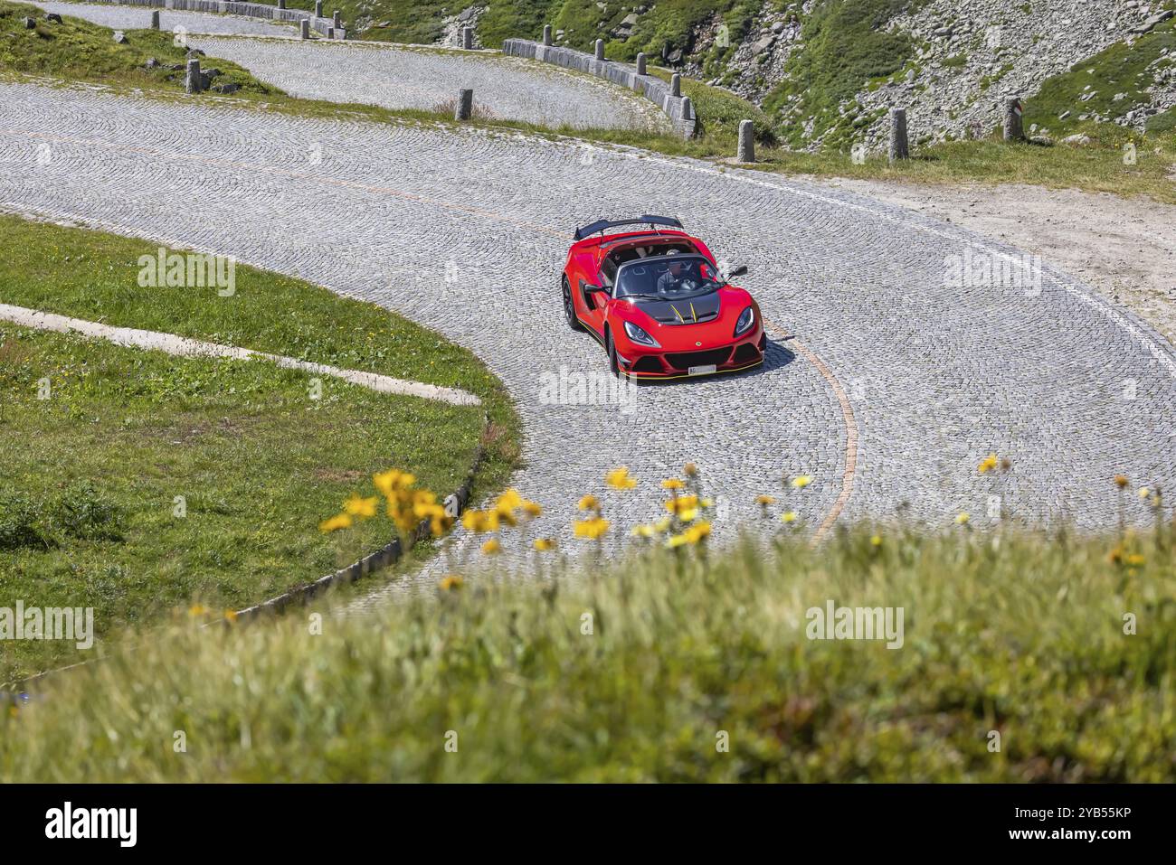 La Tremola, la strada a serpentina famosa in tutto il mondo che attraversa la Val Tremolo, il monumento stradale più lungo della Svizzera con 24 tornanti. Un popolare spettacolo di svago Foto Stock