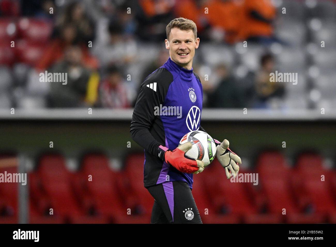 Riscaldamento, allenamento, portiere Alexander Nuebel GER (12) sorrisi, UEFA Nations League International Germania vs Paesi Bassi, Allianz Arena, Monaco di Baviera Foto Stock