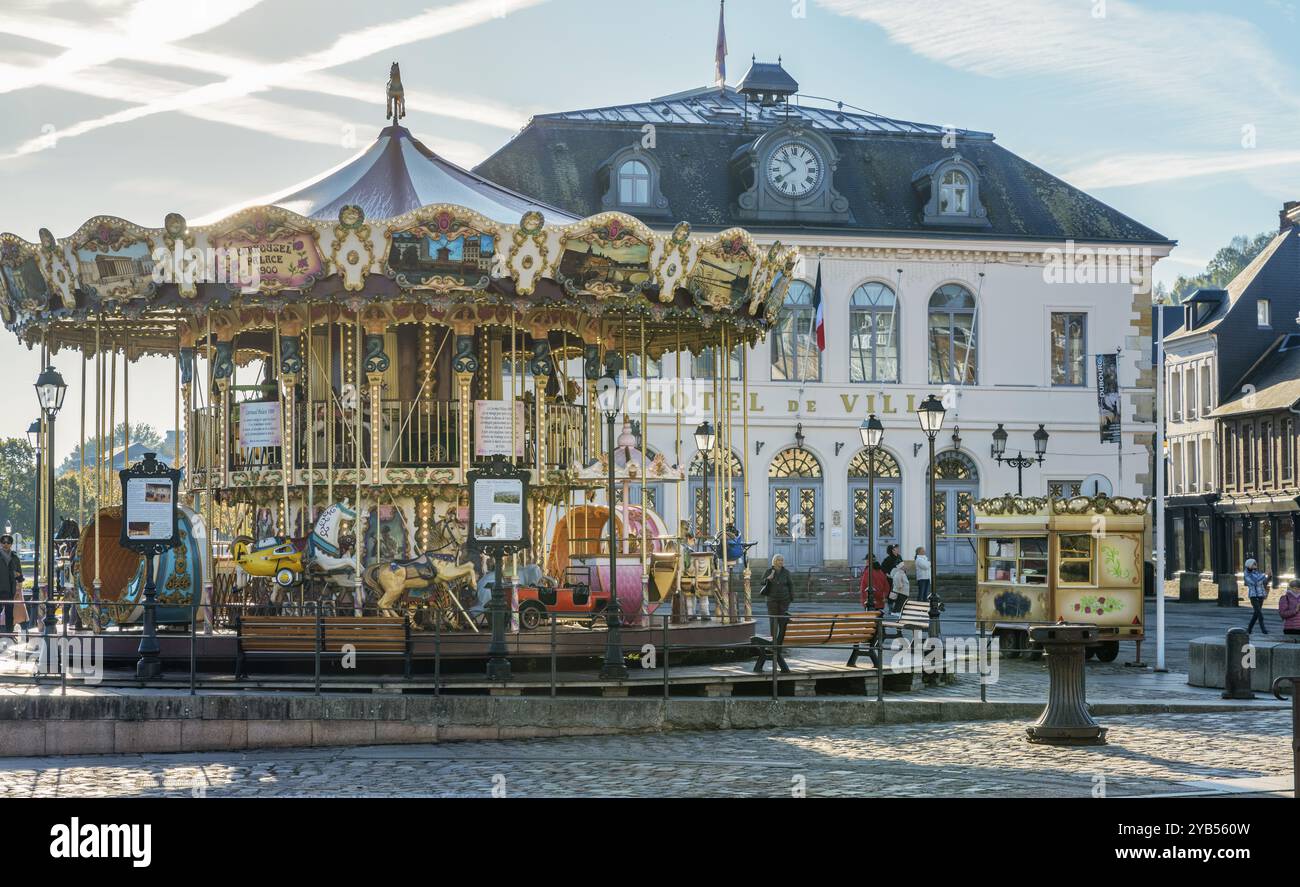 Giostra storica con Hotel de Ville Honfleur Francia Foto Stock