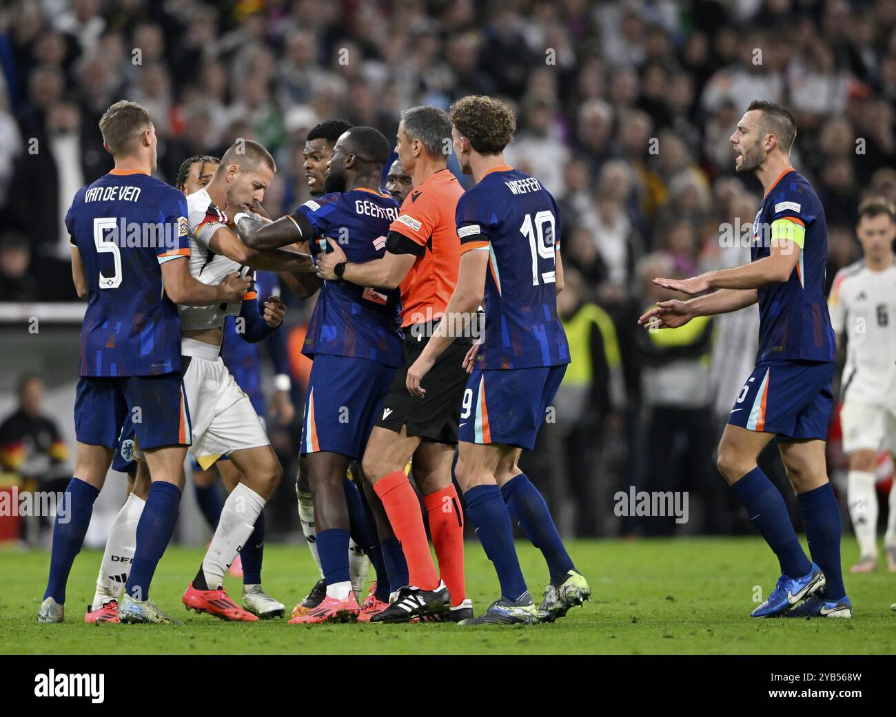 Scherzi intorno a Waldemar Anton GER (03) Denzel Dumfries NED (22) arbitro arbitro Slavko Vincic (SVN) UEFA Nations League International Germania contro Nether Foto Stock