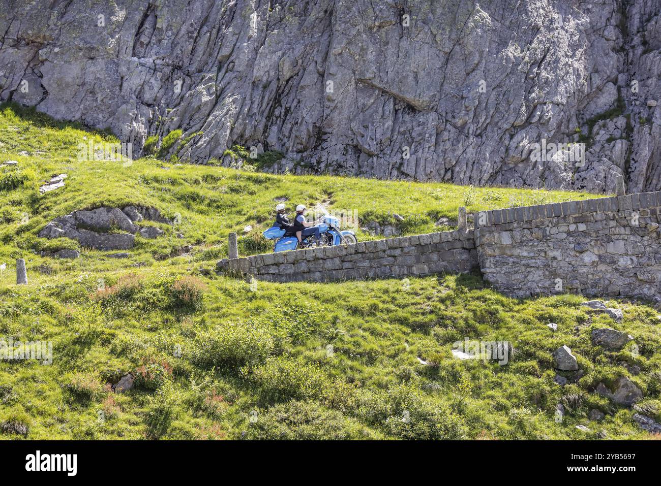 La Tremola, la strada a serpentina famosa in tutto il mondo che attraversa la Val Tremolo, il monumento stradale più lungo della Svizzera con 24 tornanti. Un popolare spettacolo di svago Foto Stock