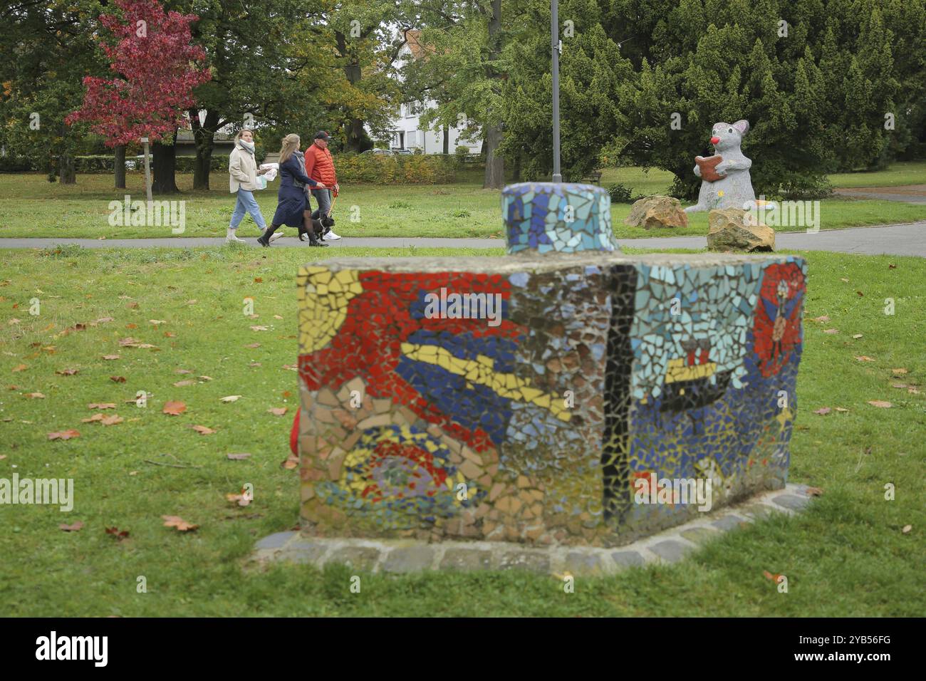 Pedonale nel parco con una figura di topo che legge un libro, una libraia, letteratura, scultura, biblioteca pubblica, Bad Nauheim, Wetterau, Assia, Germania, Europ Foto Stock