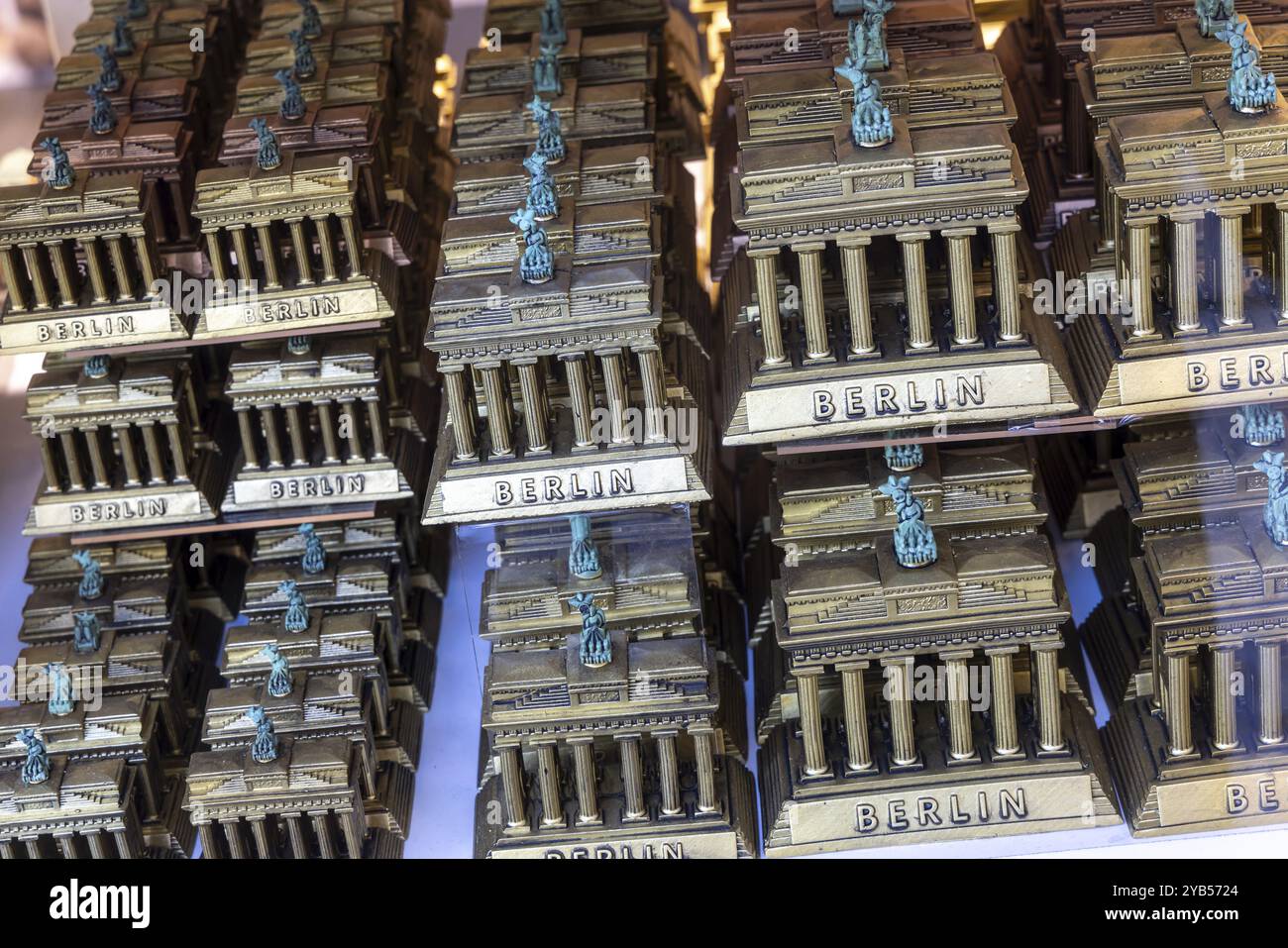 Tipico souvenir della capitale. Versione in miniatura del Brandenburg Tor. Berlino, Germania, Europa Foto Stock