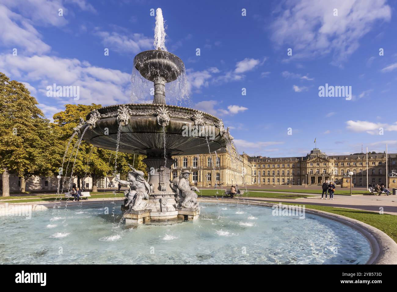 Piazza del Palazzo con Palazzo nuovo. Fontana con ciotola. Luogo di interesse a Stoccarda, Baden-Wuerttemberg, Germania, Europa Foto Stock