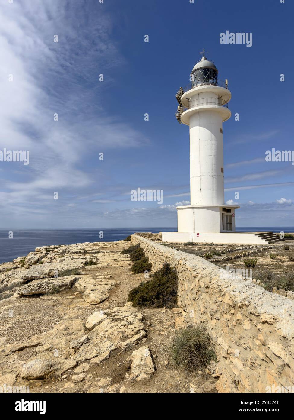 Faro di far de Cap de Barbaria sulla punta meridionale di Formentera, Isole Baleari, Spagna, Europa Foto Stock