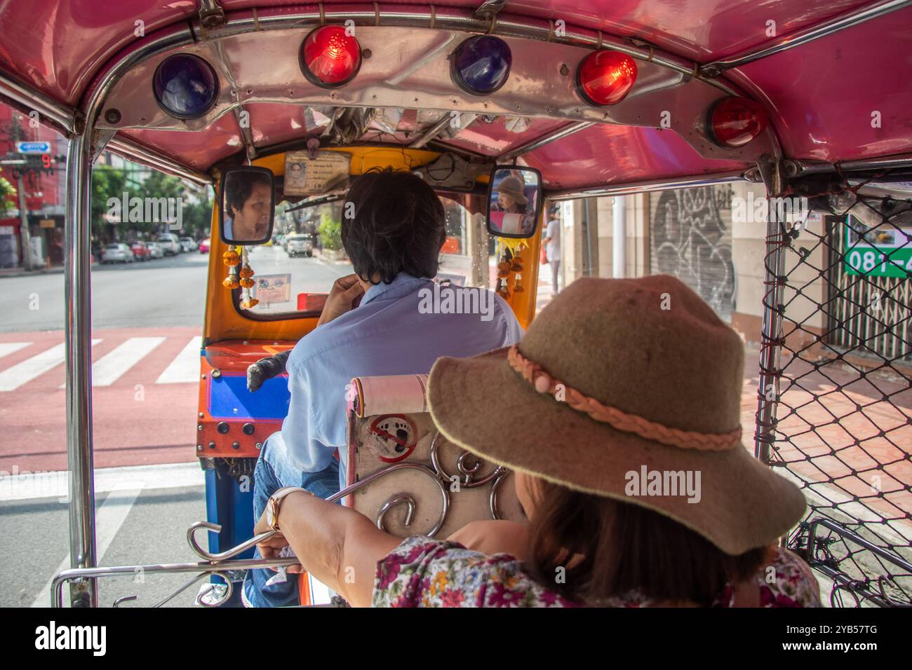 Cavalcare in tuk tuk Foto Stock