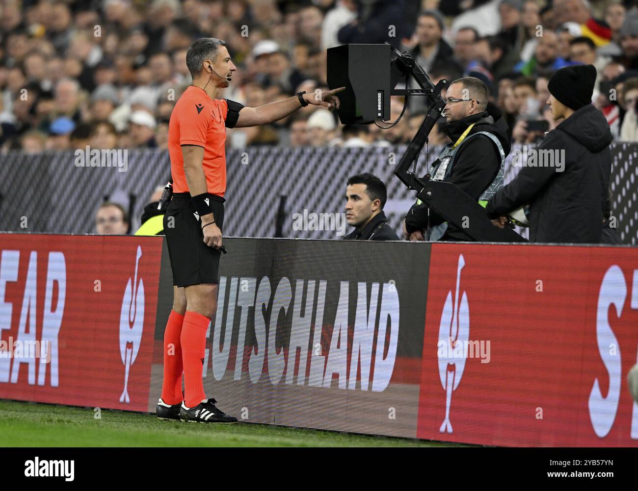 Arbitro Slavko Vincic (SVN) nell'area di revisione, gesti, gesti, VAR, assistente video arbitro, prove video, arbitro video assistente arbitro Foto Stock