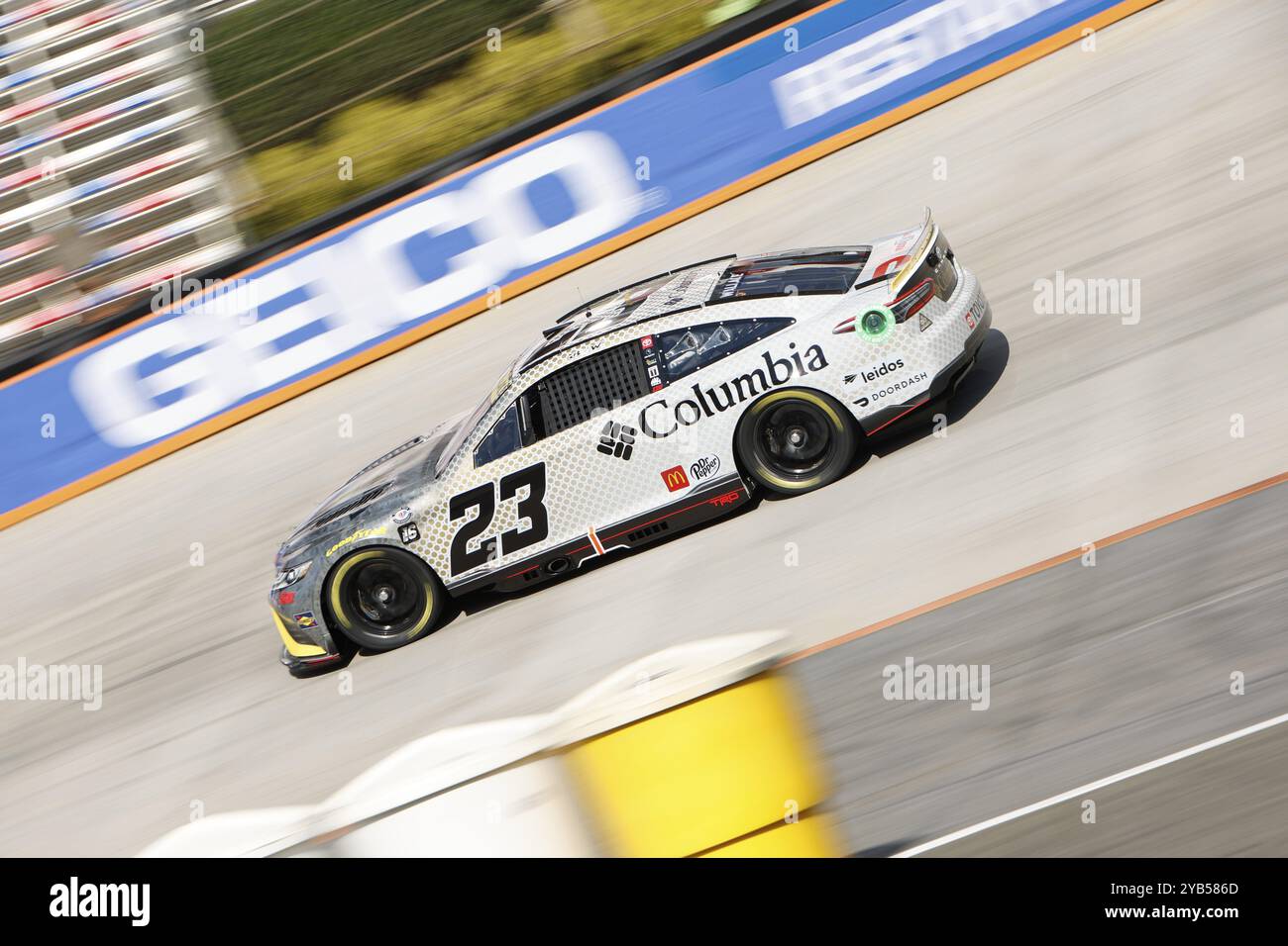 Il pilota della NASCAR Cup Series, Bubba Wallace (23), si esibisce in pista per la Bass Pro Shops Night Race presso il Bristol Motor Speedway di Bristol Foto Stock