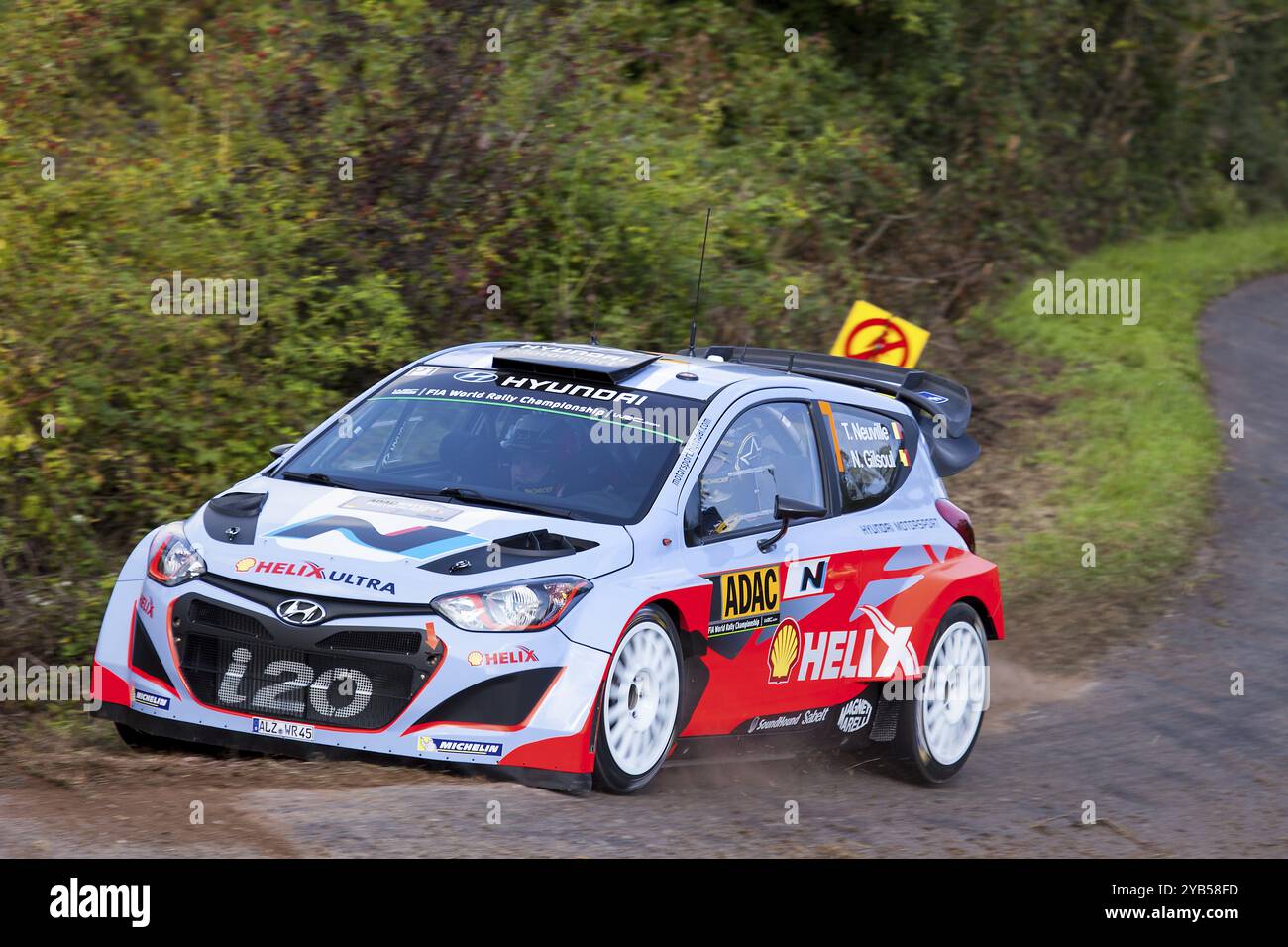 Thierry Neuville del Belgio e Nicolas Gilsoul del Belgio gareggiano nella loro Hyundai Motorsport Hyundai i20 WRC durante lo shakedown del rally ADAC Deut Foto Stock