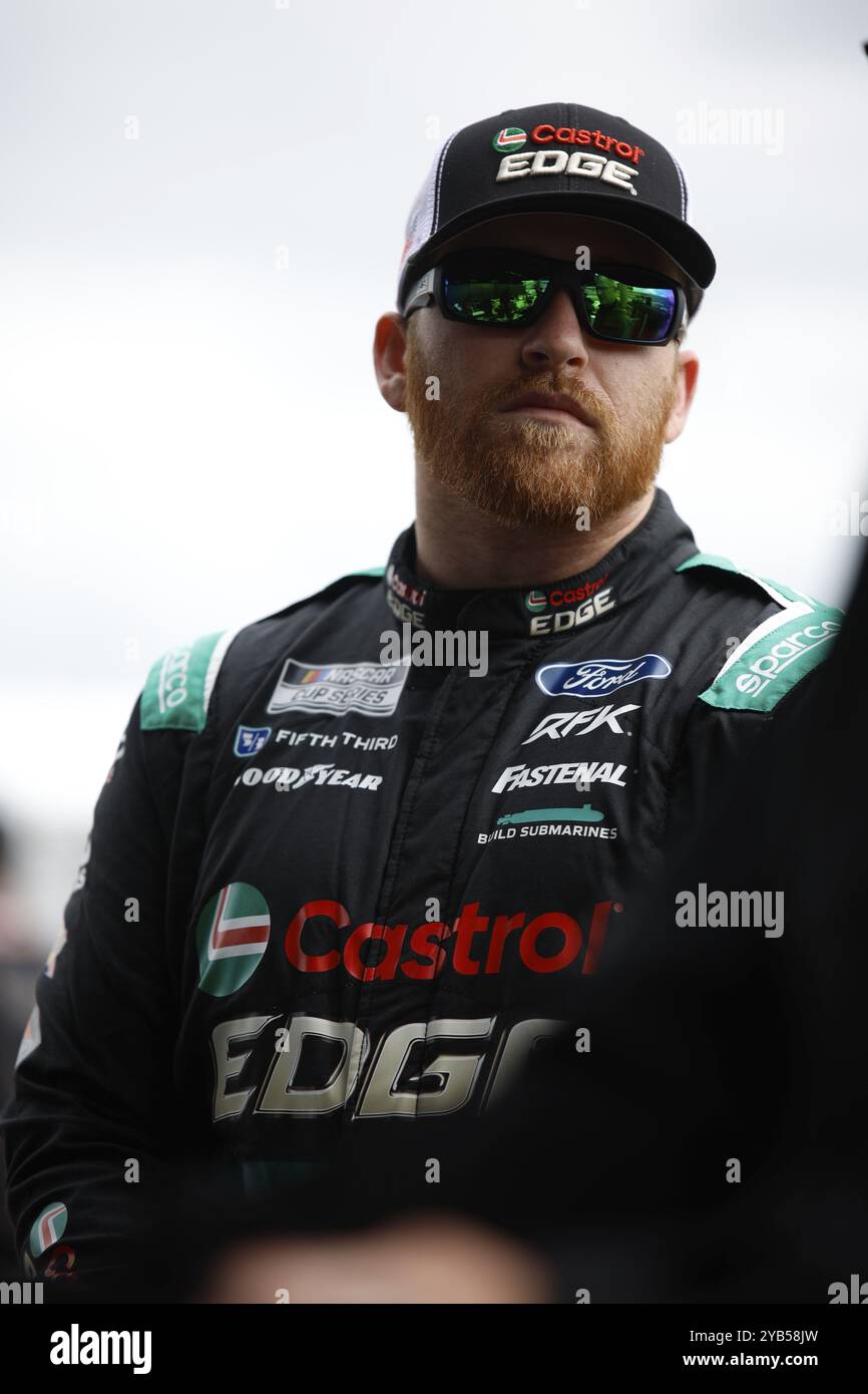 Chris Buescher si mette in pista per allenarsi per l'AdventHealth 400 a Kansas City, Kansas, USA, Nord America Foto Stock