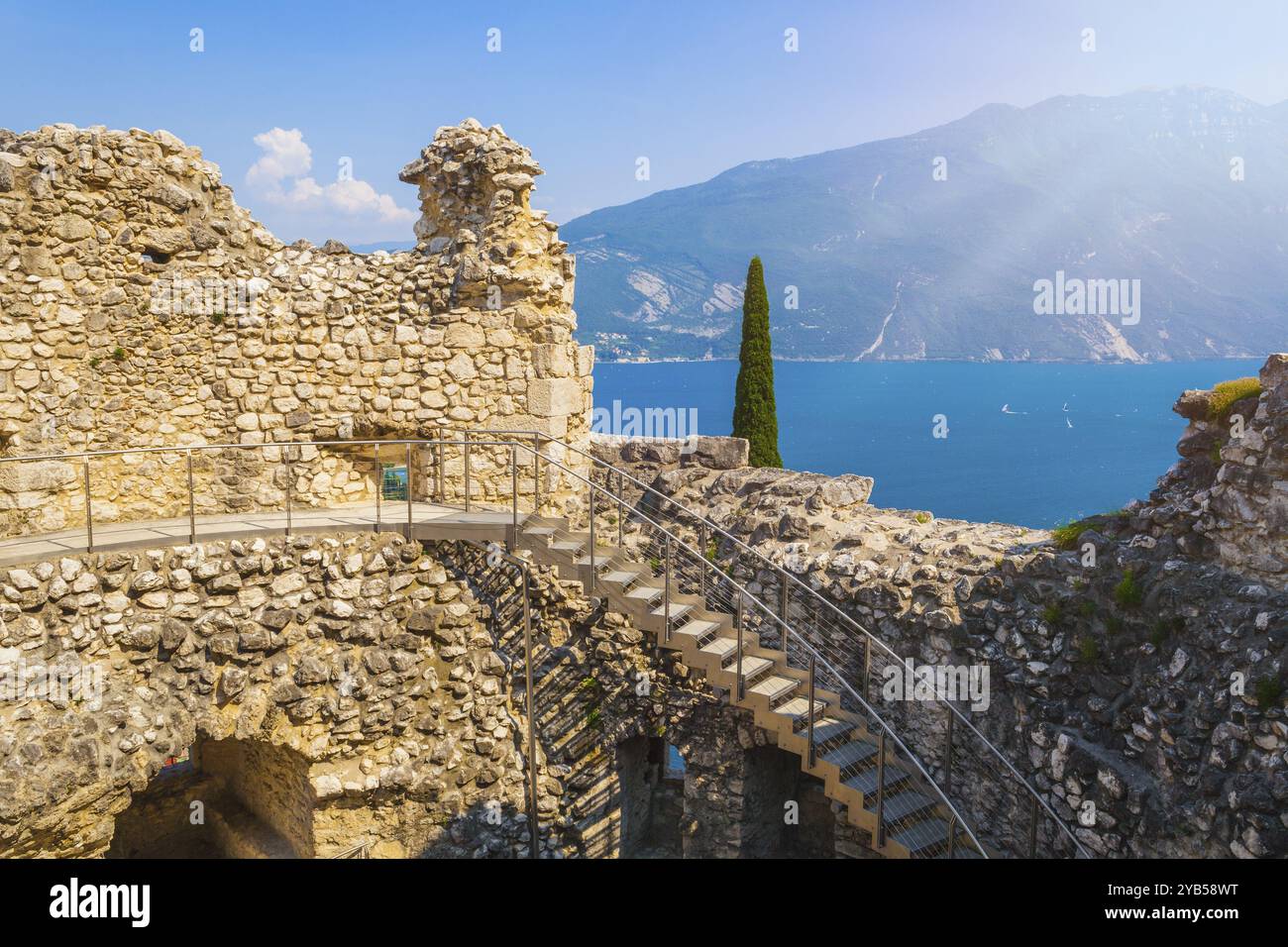 Vista dal castello in rovina il Bastione nel quartiere storico di Riva del Garda, Trento, Italia, Europa Foto Stock