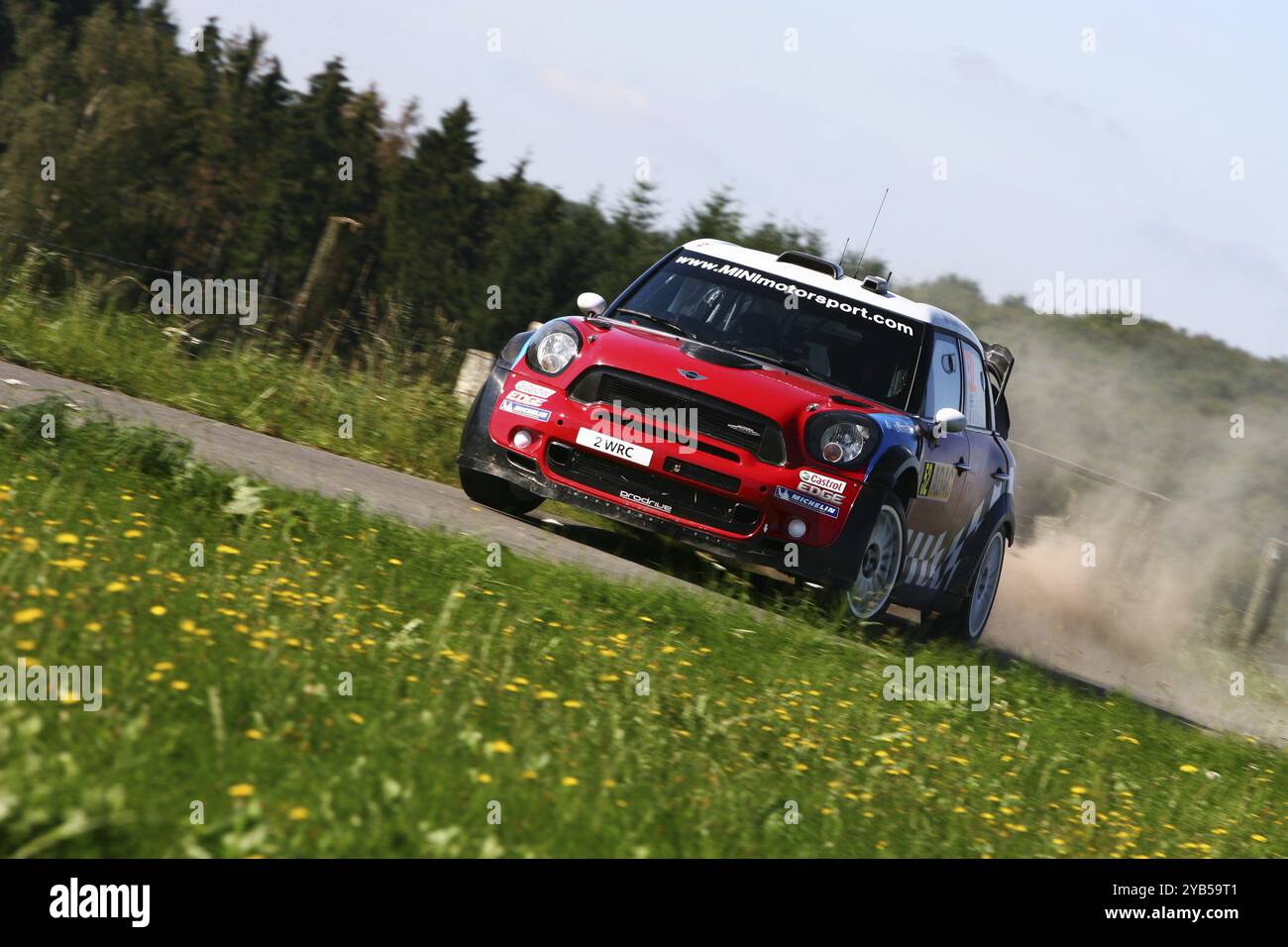 Treviri, Germania, 20 agosto 2011, Kris Meeke e il suo codriver Paul Nagle nella loro Prodrive Mini alla soleggiata SS9 (Birkenfelder Land 1) del WRC ADAC Foto Stock