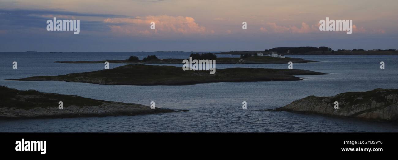 Piccola isola con case vicino a Stavanger all'alba, Norvegia, Europa Foto Stock