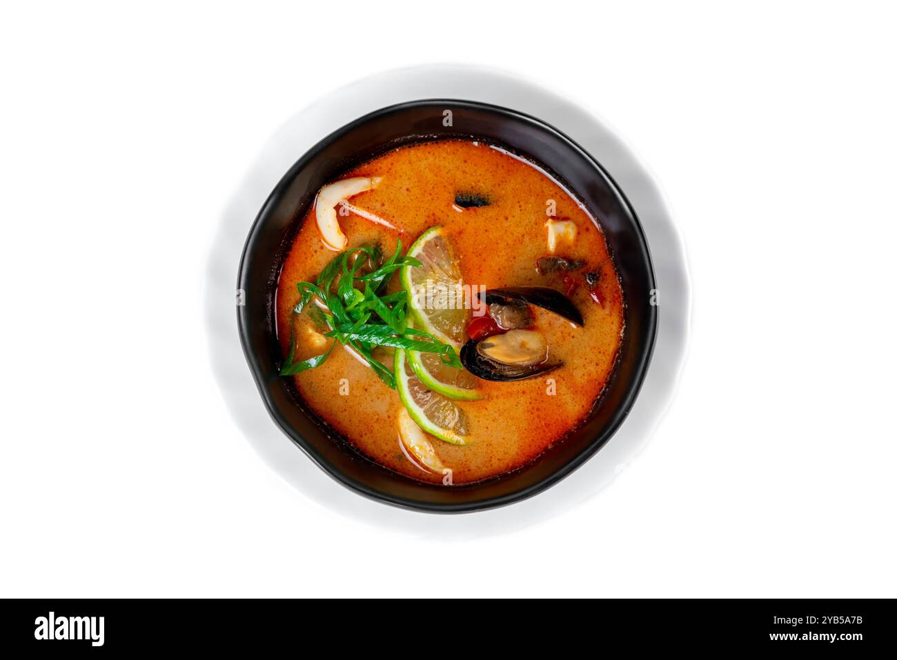 Zuppa tom yum con conchiglie e cozze vista laterale su sfondo bianco Foto Stock