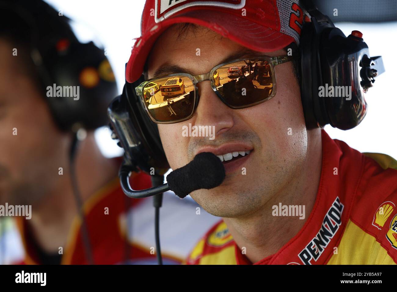 Joey Logano (22), pilota della NASCAR Cup Series, si prepara a qualificarsi per il Cook Out 400 al circuito Richmond Raceway di Richmond, Virginia Foto Stock