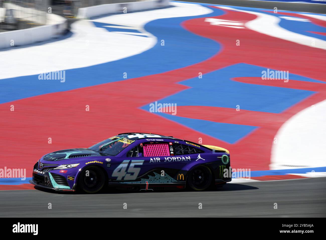 Il pilota della NASCAR Cup Series Tyler Reddick (45) si mette in pista per allenarsi per la Bank of Amercia ROVAL 400 al Charlotte Motor Speedway di Concor Foto Stock