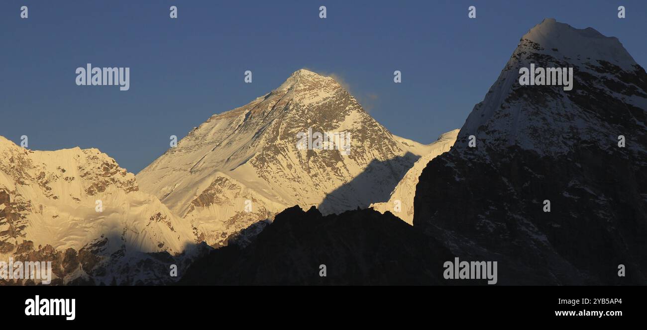 Il Monte Everest è illuminato poco prima del tramonto Foto Stock