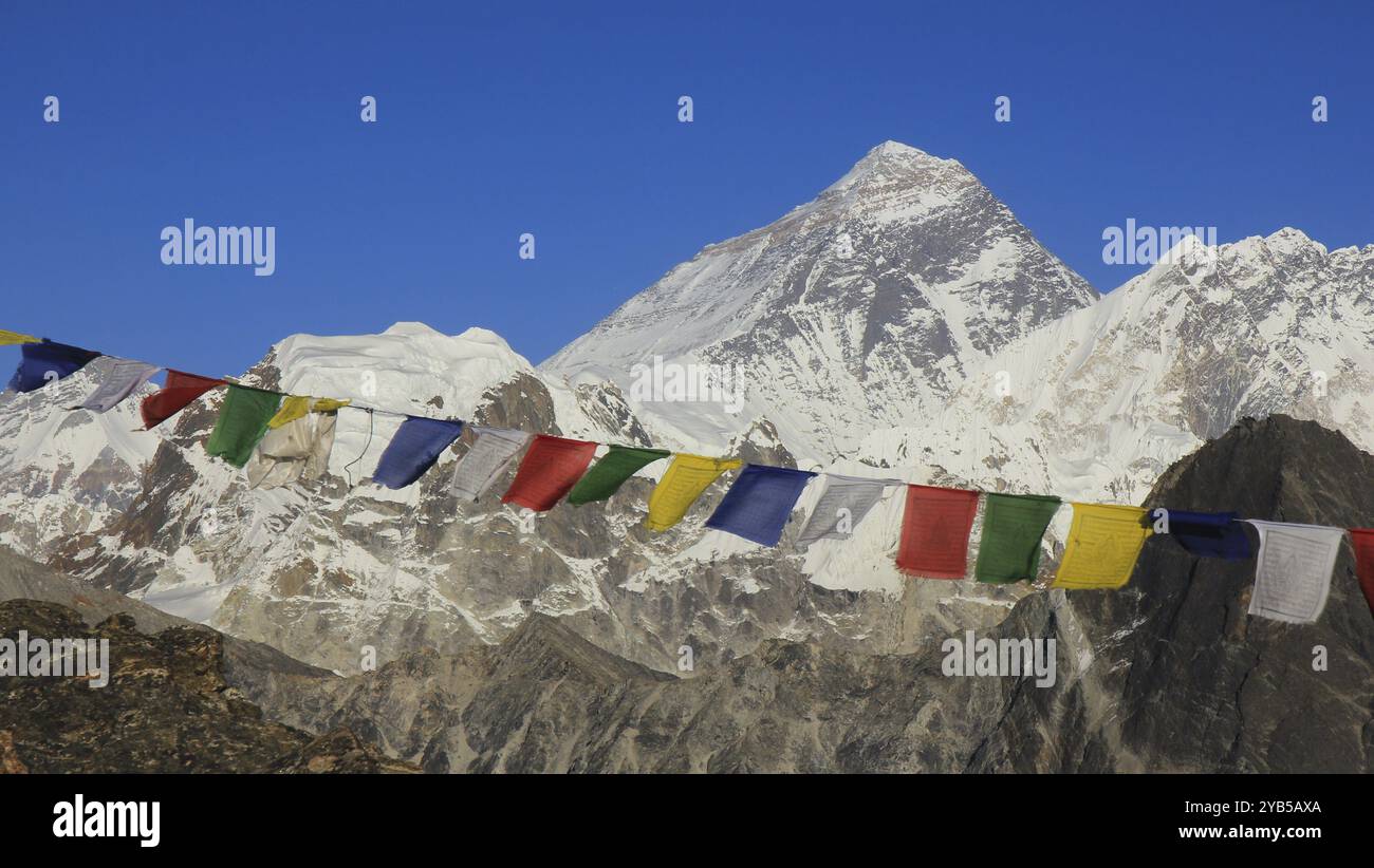 Bandiere di preghiera sul picco Gokyo e sul monte Everest, Nepal, Asia Foto Stock