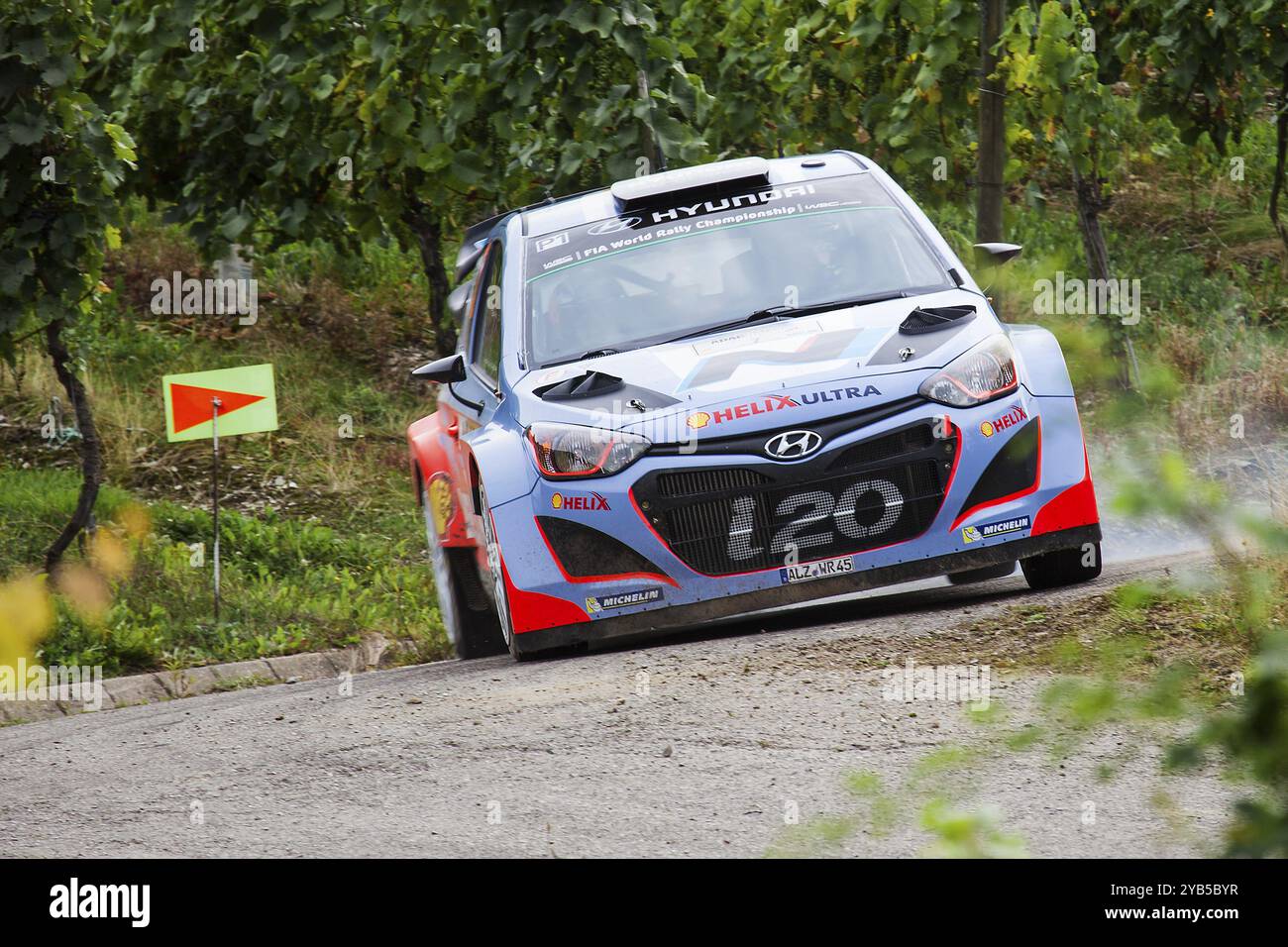 Thierry Neuville del Belgio e Nicolas Gilsoul del Belgio gareggiano nella loro Hyundai Motorsport Hyundai i20 WRC durante il giorno 1 del rally ADAC Deutschl Foto Stock