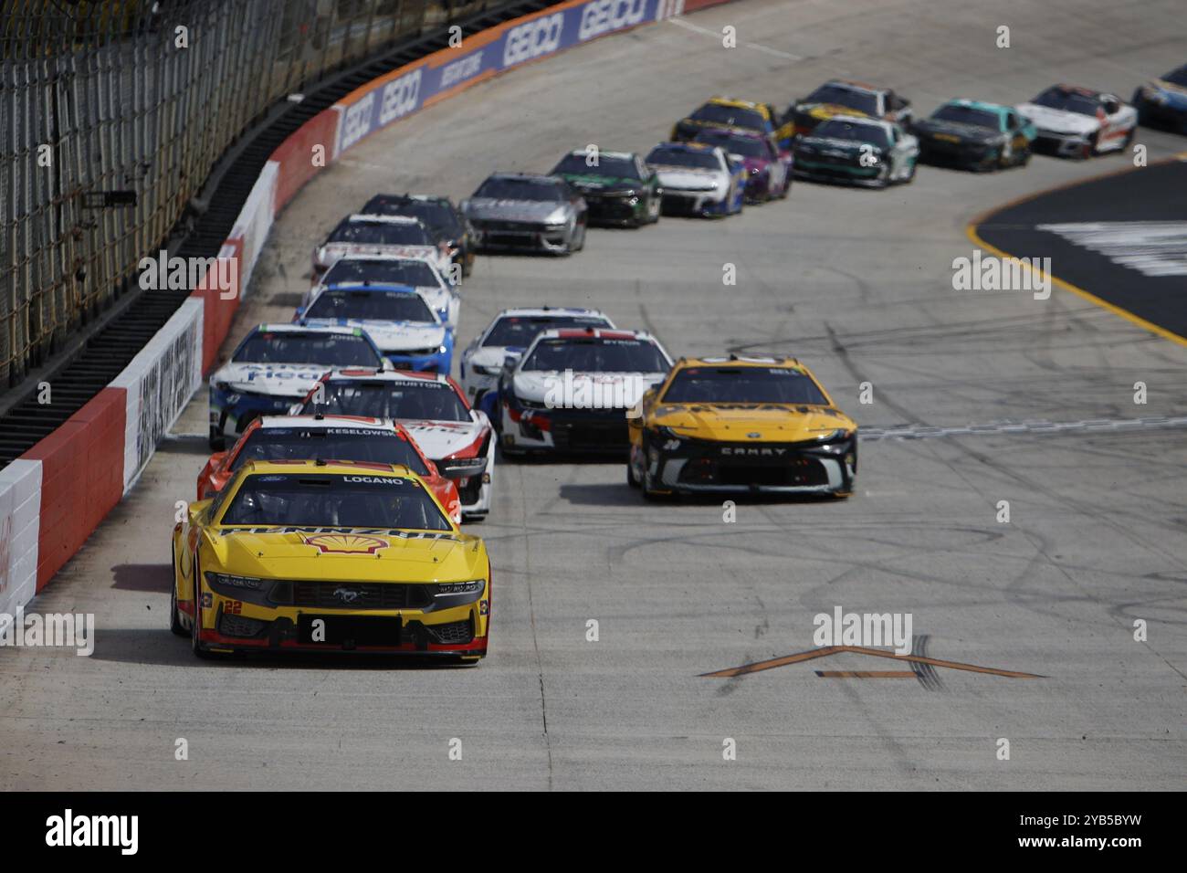 Joey Logano corre all'uscita 4 della Food City 500 a Bristol, Tennessee, Stati Uniti, Nord America Foto Stock