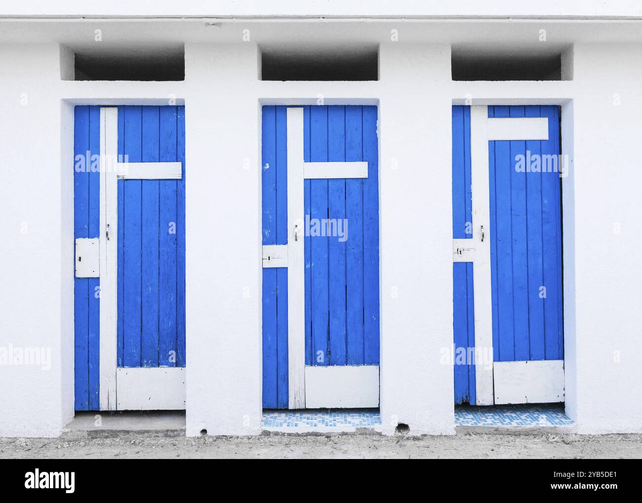 Vecchio armadio da bagno con porte in legno blu Foto Stock