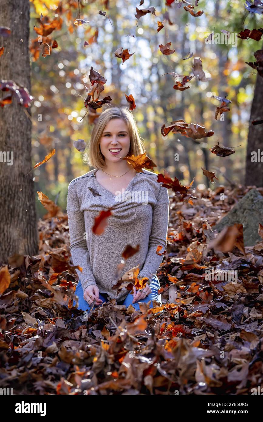 Un bellissimo modello biondo gode del tempo autunnale all'aperto Foto Stock