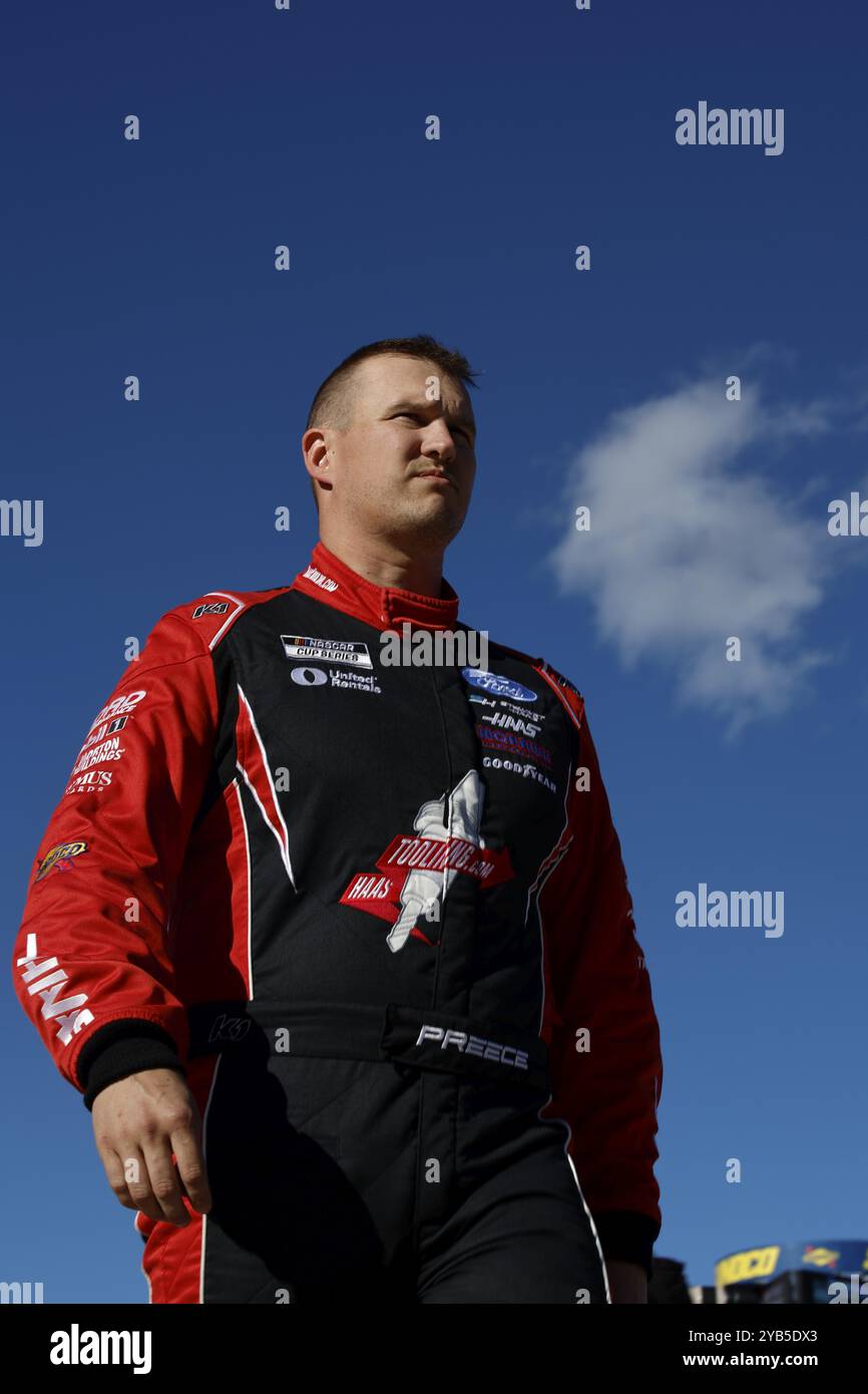 Ryan Preece, pilota della NASCAR Cup Series, si prepara ad allenarsi per il Cook Out 400 a Martinsville, Virginia, USA, Nord America Foto Stock