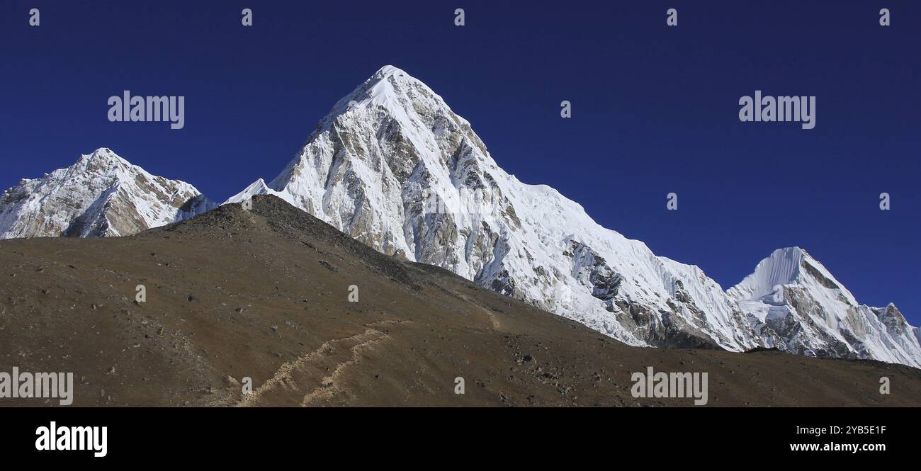 Monte Pumori e Kalapatthar, punto panoramico vicino al campo base dell'Everest, Nepal, Asia Foto Stock