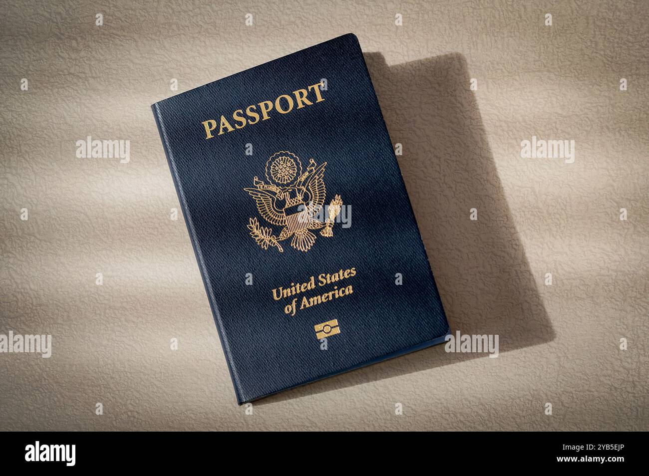 Passaporto americano su superficie testurizzata con un'ombra accattivante, che evoca viaggi, avventura e libertà. Perfetto per i temi dei viaggi internazionali e. Foto Stock
