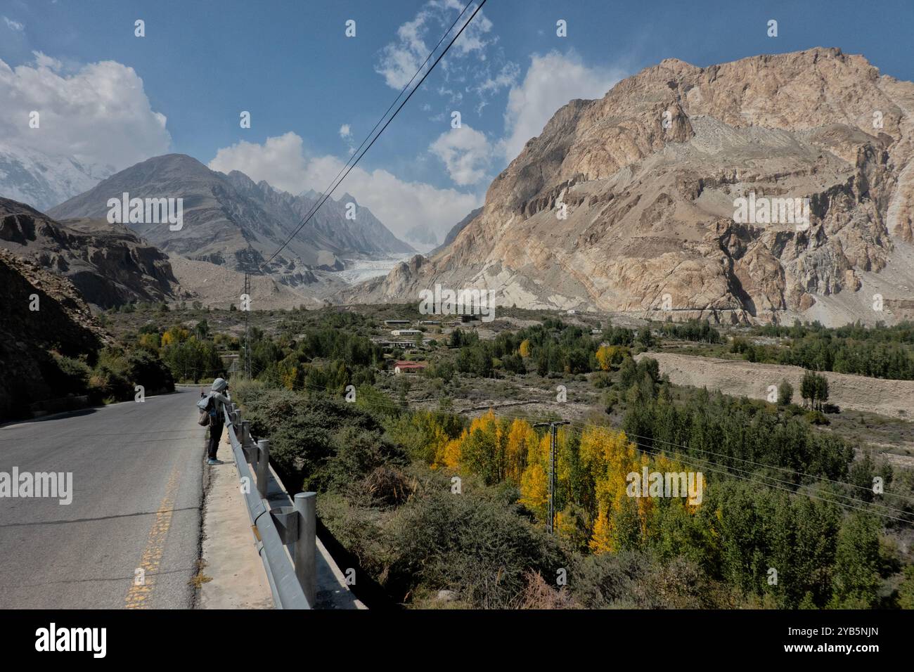 Colori autunnali sulla Karakoram Highway, Passu, Gojal, Baltistan, Pakistan Foto Stock