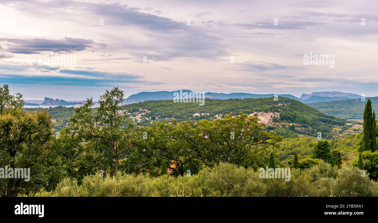 Il paesaggio del VAR e le calanques de la Ciotat in lontananza, Var, Provenza, Francia Foto Stock