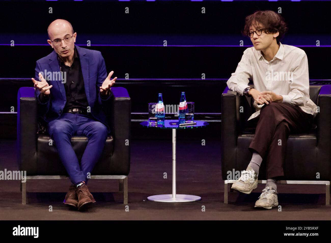 Francoforte sul meno, Germania. 16 ottobre 2024. Una discussione con Yuval Noah Harari e Kohei Saito alla Fiera del Libro di Francoforte. Foto Stock