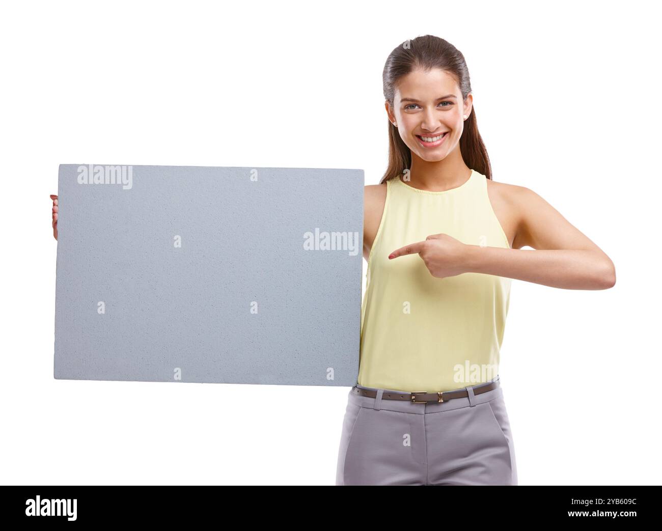 Cartolina, puntamento e ritratto della donna in studio con poster, informazioni e presentazione in mockup. Spazio, promozione offerte e ragazza felice con un cartello vuoto Foto Stock