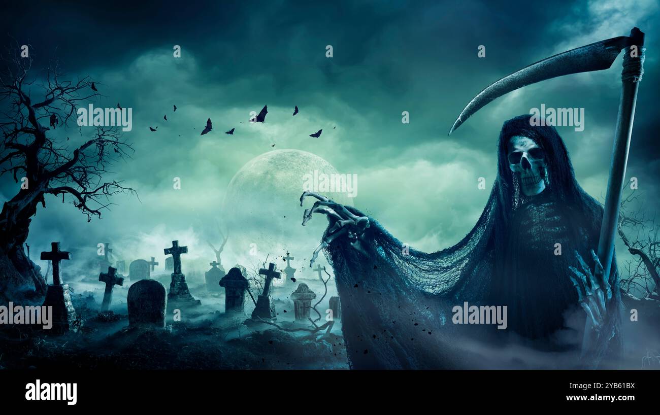 Triste mietitore nel cimitero con Halloween Moon Foto Stock
