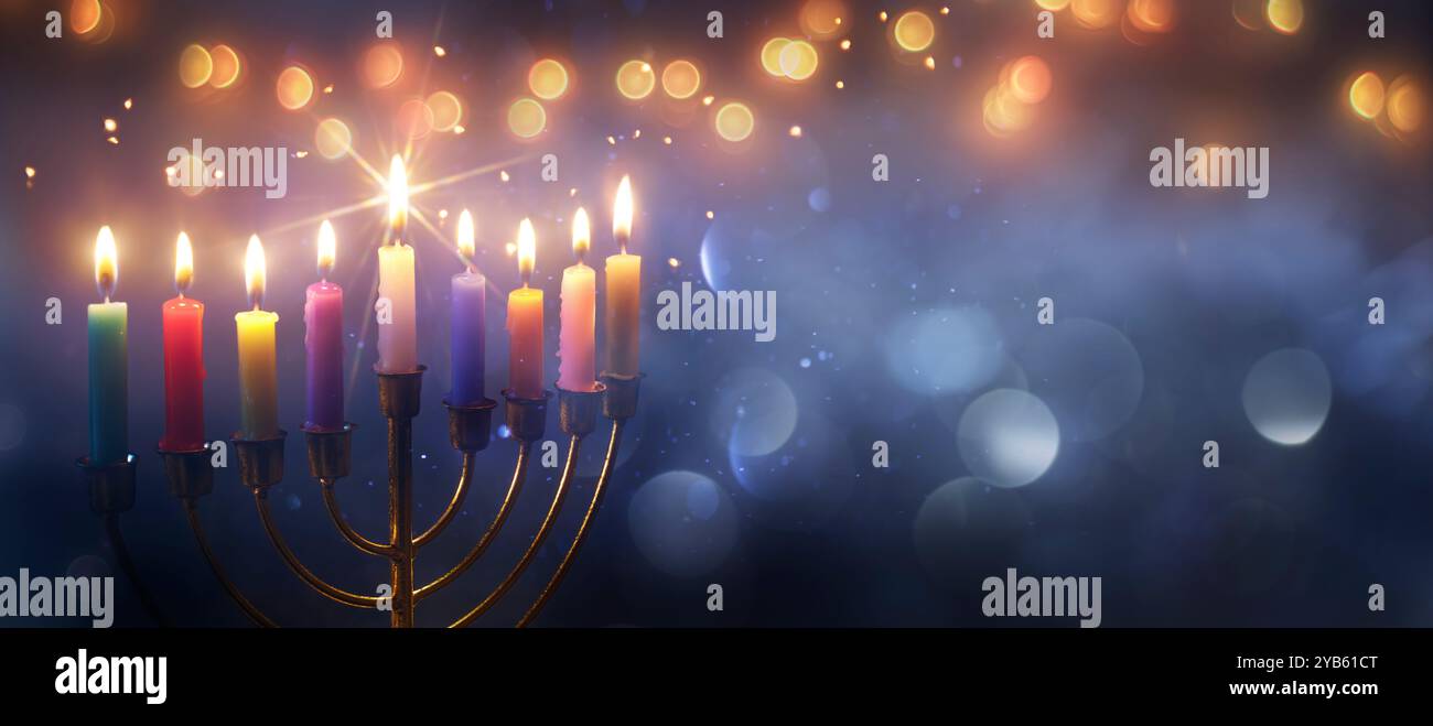 Hanukkah Menorah - candele ardenti con sfondo sfocato astratto Foto Stock