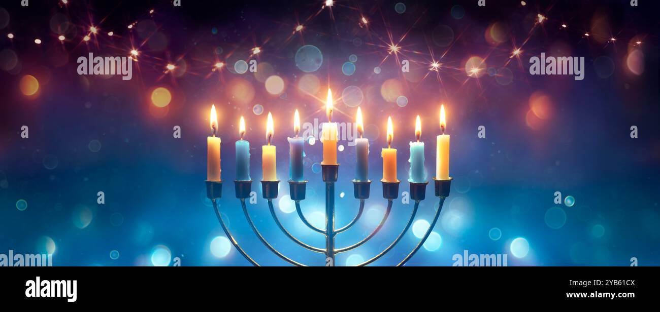 Hanukkah Menorah - candele con scintillanti e David Stars in Shine Lights - sfondo astratto sfocato Foto Stock