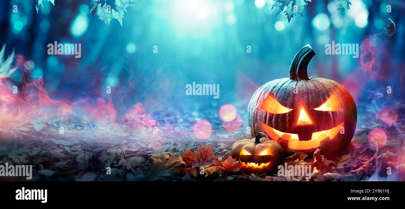 Jack 'o Lantern in Forest - Halloween Pumpkin in A Spooky Night Foto Stock