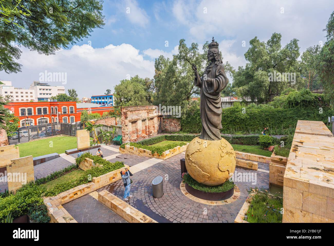 Città del Messico, Messico. 29 settembre 2024. Un pellegrino messicano scatta una foto del Monumento a Cristo Re nella Basilica di Guadalupe Foto Stock
