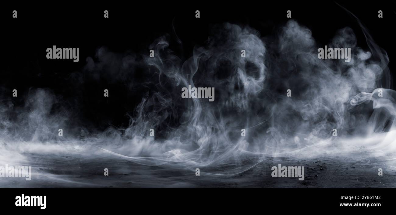 Nebbia del cranio in sfondo scuro di Halloween - vera nebbia sul pavimento nero Foto Stock