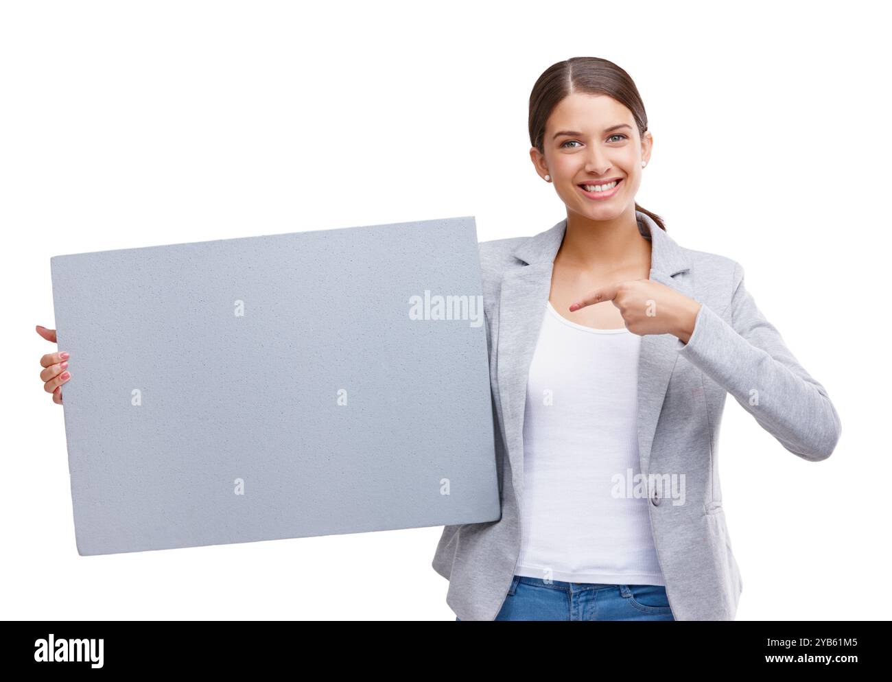 Poster, puntamento e ritratto della donna in studio con scheda, informazioni e presentazione in mockup. Promozione spazio, offerte e donna d'affari con un cartello in bianco Foto Stock