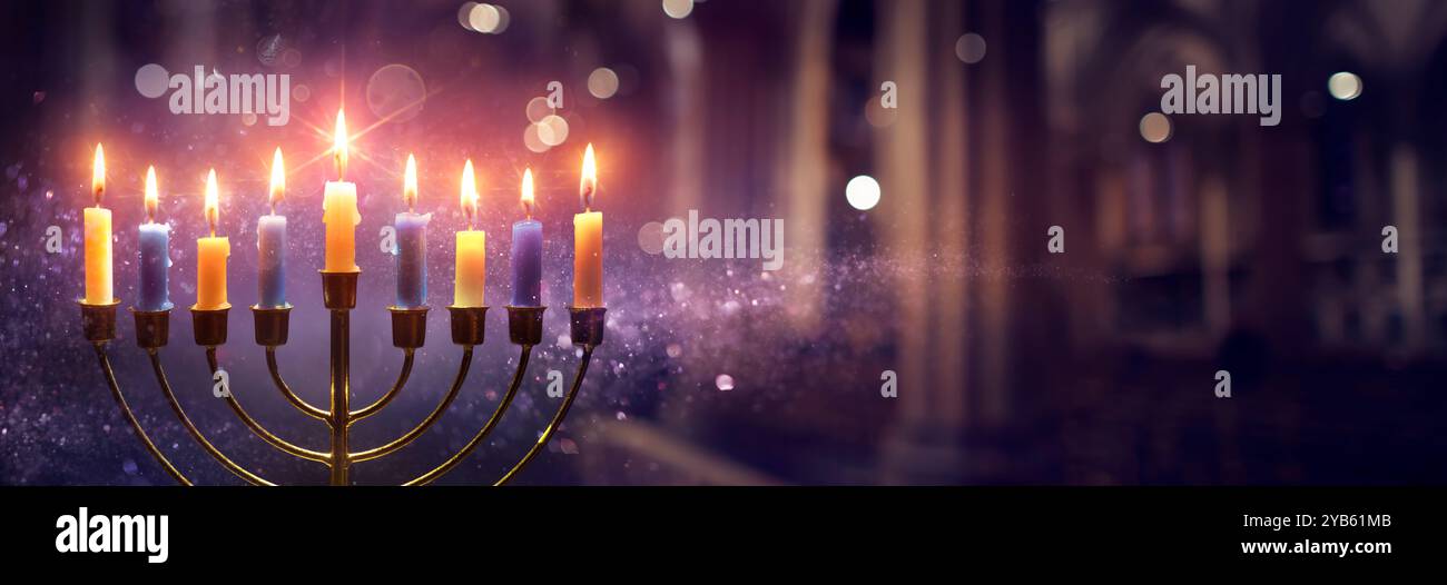 Hanukkah Menorah - candele con fiamme scintillanti e brillanti - sfondo astratto sfocato Foto Stock