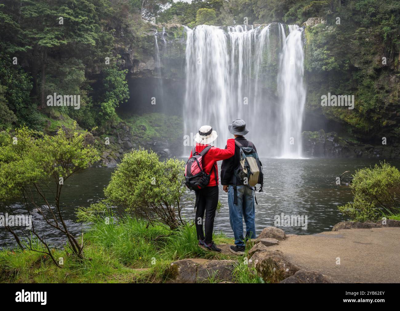 Coppia che si gode la vista delle Rainbow Falls sul fiume Kerikeri. Northland. Nuova Zelanda. Foto Stock