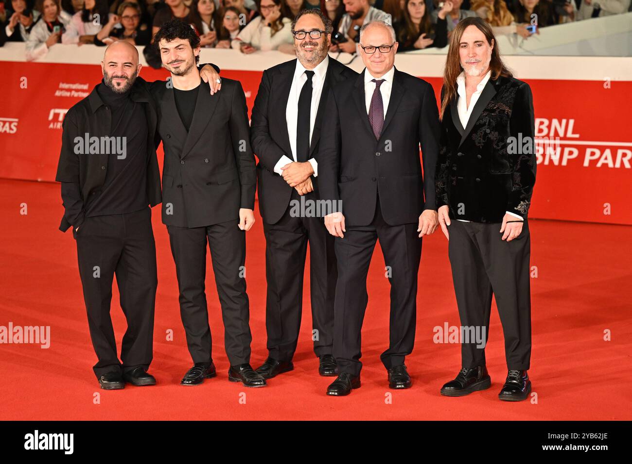 Roma, Italia. 16 ottobre 2024. Giuliano Sangiorgi, Tommaso Sacchi, Presidente della Fondazione Cinema per Roma Salvatore Nastasi, Roberto Gualtieri e Manuel Agnelli partecipano al Red carpet "Berlinguer - la grande ambizione" (Berlinguer - la grande ambizione) durante il 18° Festival del Cinema di Roma all'Auditorium Parco della musica di Roma, il 16 ottobre 2024. (Foto di Domenico Cippitelli/NurPhoto) credito: NurPhoto SRL/Alamy Live News Foto Stock