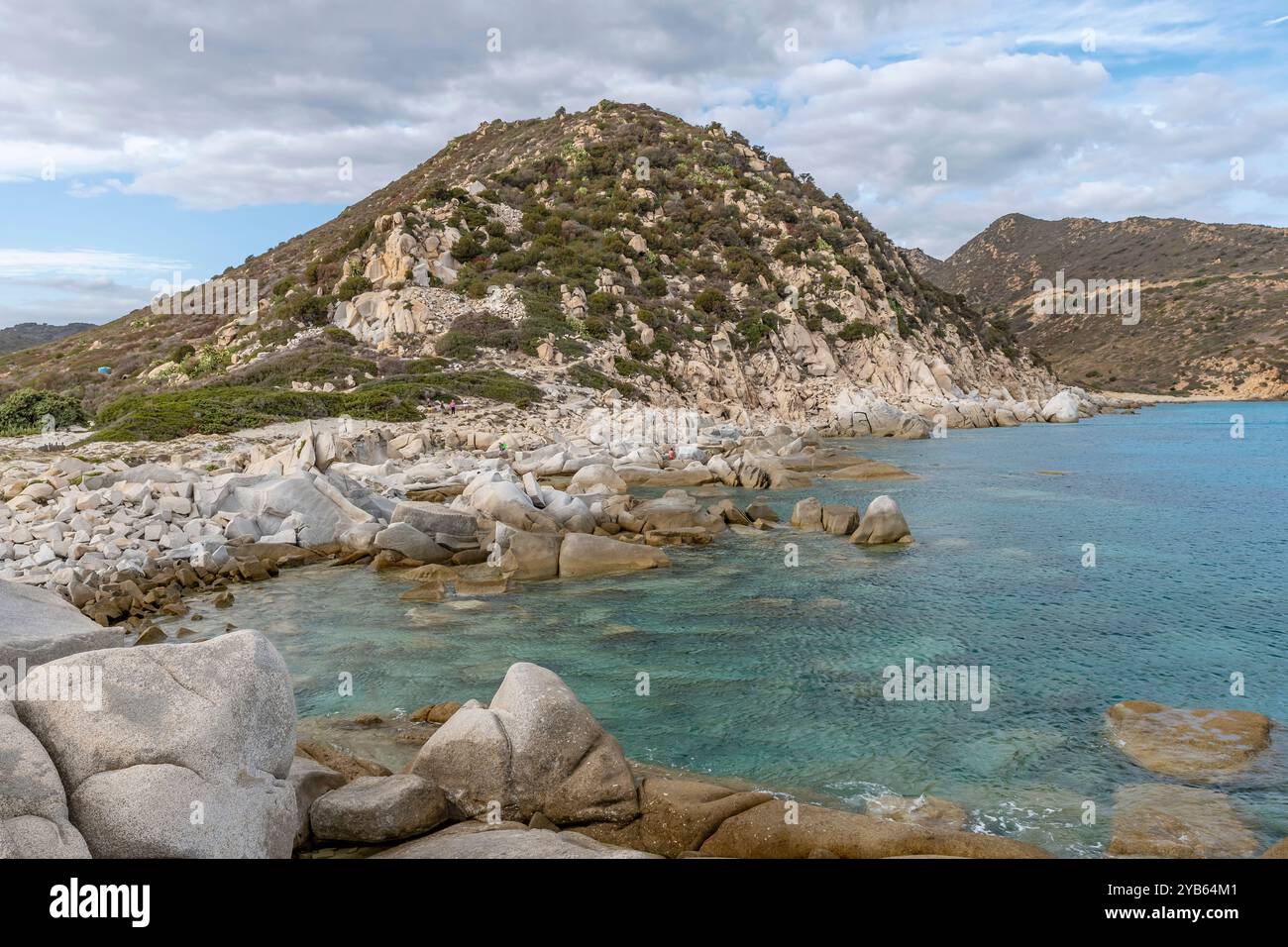Uno scorcio della spiaggia di Punta Molentis, Sardegna, Italia, con le sue tipiche rocce e pietre Foto Stock