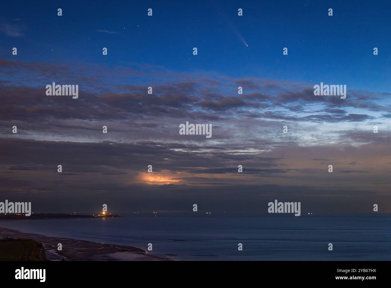 Comet Tsuchinshan-ATLAS o C/2023 A3 e scariche di fulmini intra-cloud, viste da Cap Blanc-nez, 10/16/2024, Francia, Côte d'Opale Foto Stock